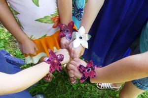 Leather flower wristlets workshop - Sylvie Damey, chezplum.com