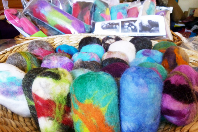 felted soaps and kits for the Lot et Laine wool festival 2013, sylvie damey, chezplum.com