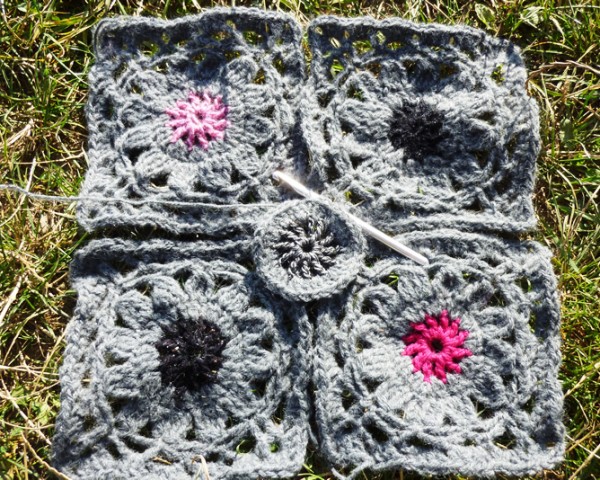 crocheted motif, starting another motif for omakoppa style cardigan, by Sylvie Damey, http://sylviedamey.com