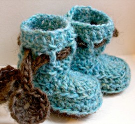 Dancing poppies baby booties, crochet pattern by Sylvie Damey, http://sylviedamey.com