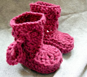 Dancing poppies booties, crochet pattern by Sylvie Damey, http://sylviedamey.com