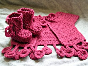 Dancing poppies bolero and booties, crochet pattern by Sylvie Damey, http://sylviedamey.com