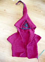 Jehannehooded cardigan, in progress, crochet pattern by Sylvie Damey chezplum.com